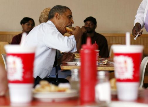 109105-u-s-president-barack-obama-eats-his-lunch-at-rudys-hot-dog-in-toledo-o.jpg (25.53 Kb)