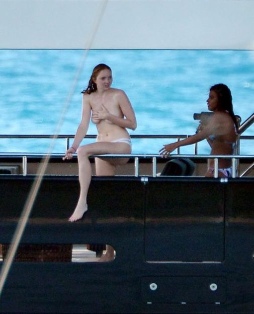 Зірка Vogue Лілі Коул топлес поплавала в океані (ФОТО) .